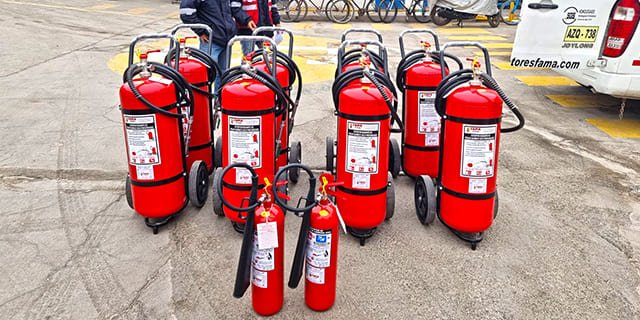 Extintores rodantes de 50 kg y portátiles nuevos listos para entrega