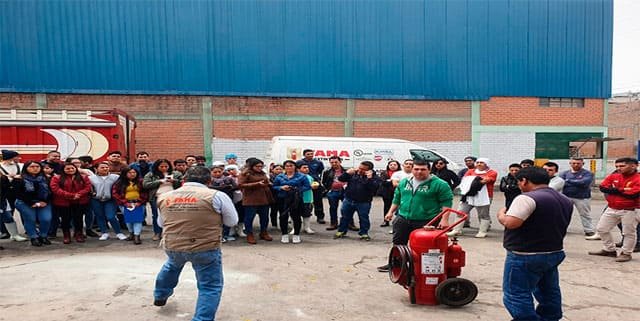 Capacitación en terreno a un grupo numeroso de colaboradores con un extintor rodante