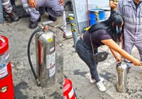 Capacitación práctica a personal de empresas sobre el uso correcto de extintores y prevención de incendios.